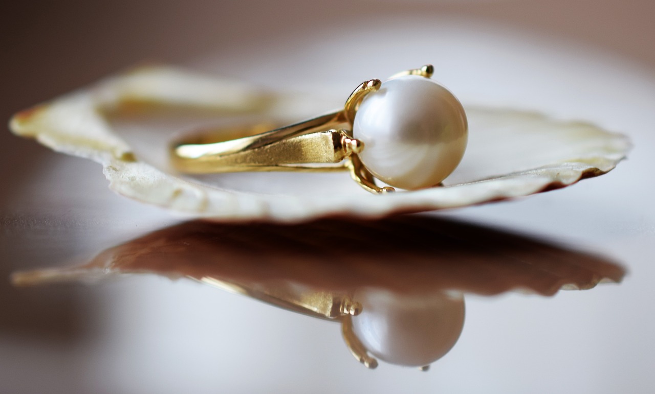 Женские золотые кольца с жемчугом: классика или тренд?