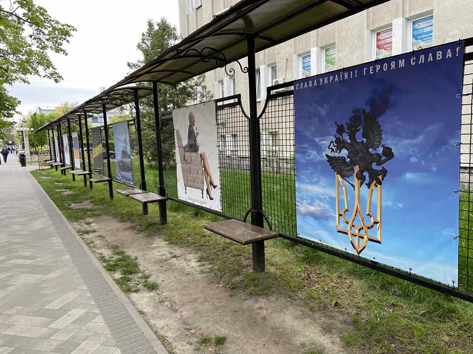 В Ірпені відкрилась виставка антивоєнних плакатів білоруського художника