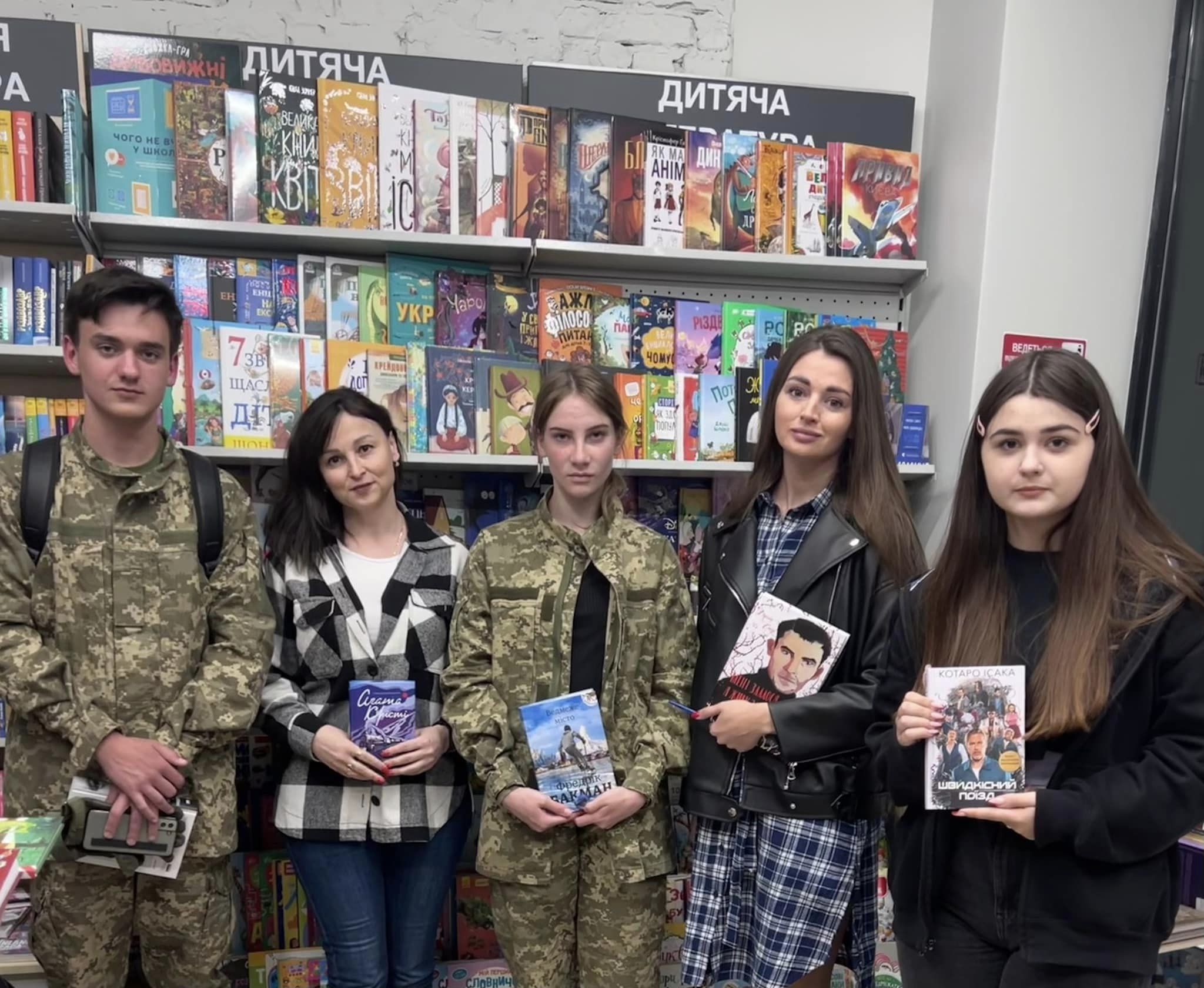 Ліцеїсти ІЛІТу долучилися до всеукраїнського благодійного проєкту «Книга на фронт»