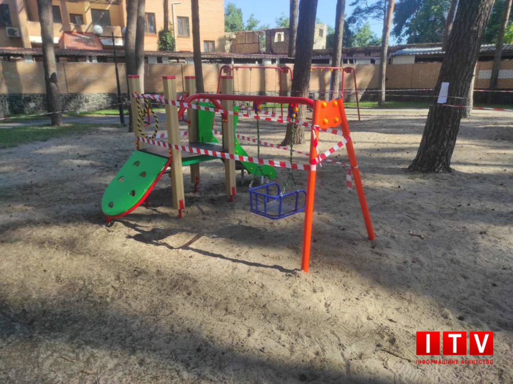 У парку «Покровський» в Ірпені встановлюють новий дитячий майданчик