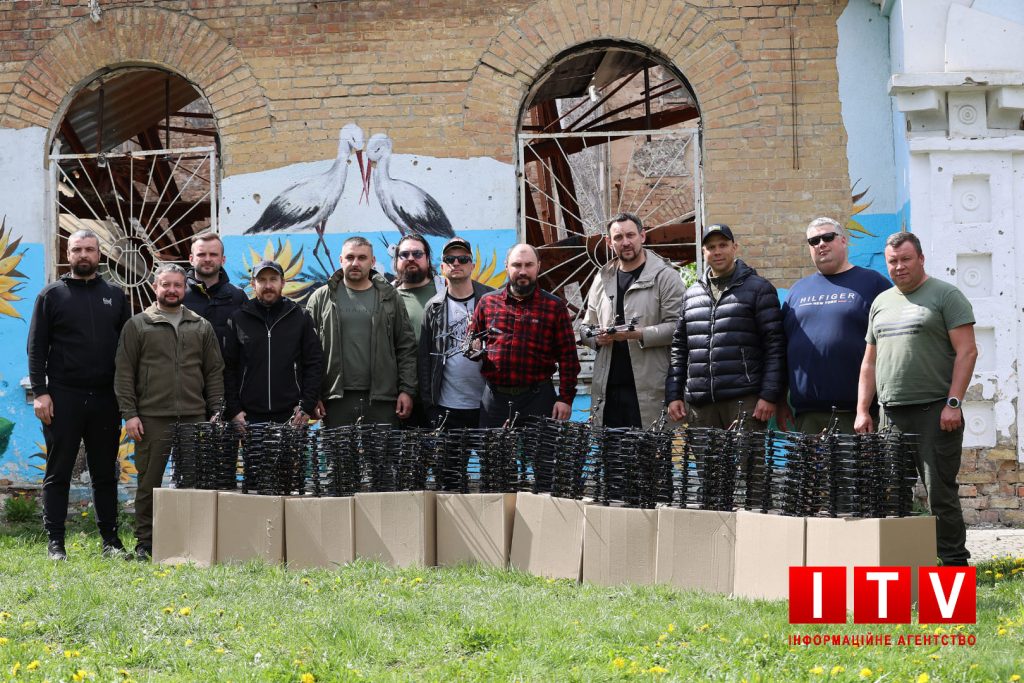Гурт «Друга ріка» разом із волонтерами передали ЗСУ сотню FPV-дронів (фото)