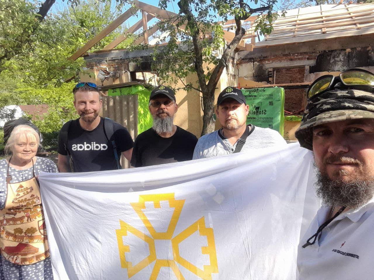 Волонтери «Добробату» завершують ремонт покрівлі будинку в Ірпені