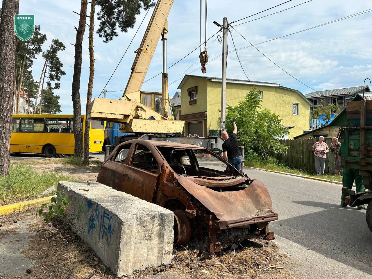 В Ірпені демонтували згорівший автомобіль, який був знищений під час активних бойових дій