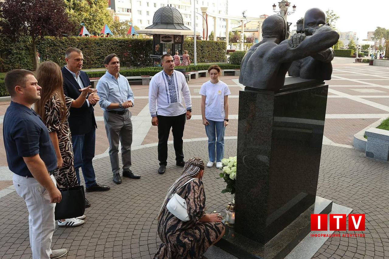 У день Ірпеня біля памʼятника «Спротив» вшанували памʼять тих, хто загинув в обороні міста