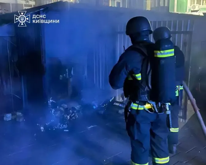В Ірпені рятувальники ліквідували загоряння сміття, що загрожувало мешканцям висотних будинків В Ірпені рятувальники ліквідували загоряння сміття, що загрожувало мешканцям висотних будинків