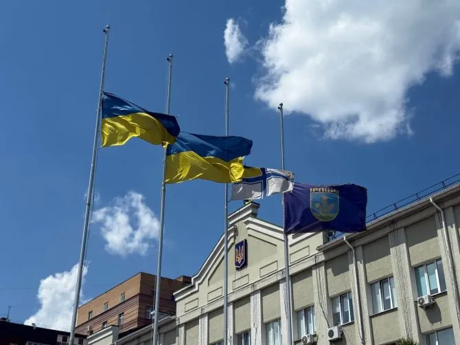 В Ірпені приспустили прапори на знак жалоби за загиблими в Сумах – Містоінформ В Ірпені приспустили прапори на знак жалоби за загиблими в Сумах – Містоінформ