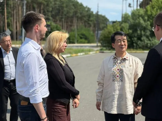 Надзвичайний і Повноважний Посол Республіки Корея в Україні пан Пак Кічанг відвідав Ірпінь
Делегація побувала біля кладовища розбитої техніки та на зруйнованому мосту у Романівці