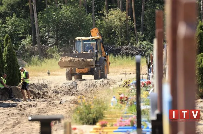 В Ірпені триває облаштування військового сектору на кладовищі
За результатами тендерів є два виконавця робіт – з виготовлення памʼятників і з облаштування територ...