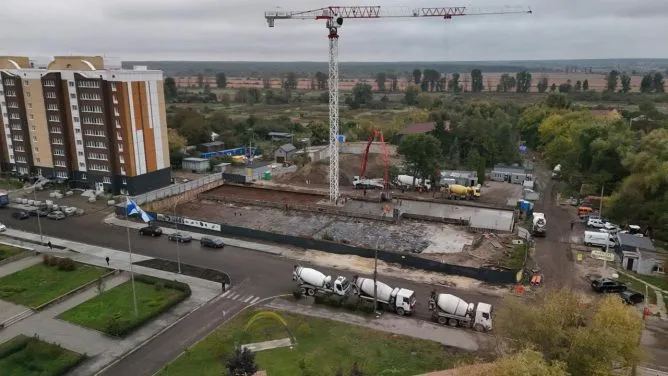 Будують паркінг: на вулиці Центральній у Бородянці триває будівництво багатоповерхівки на місці зруйнованої